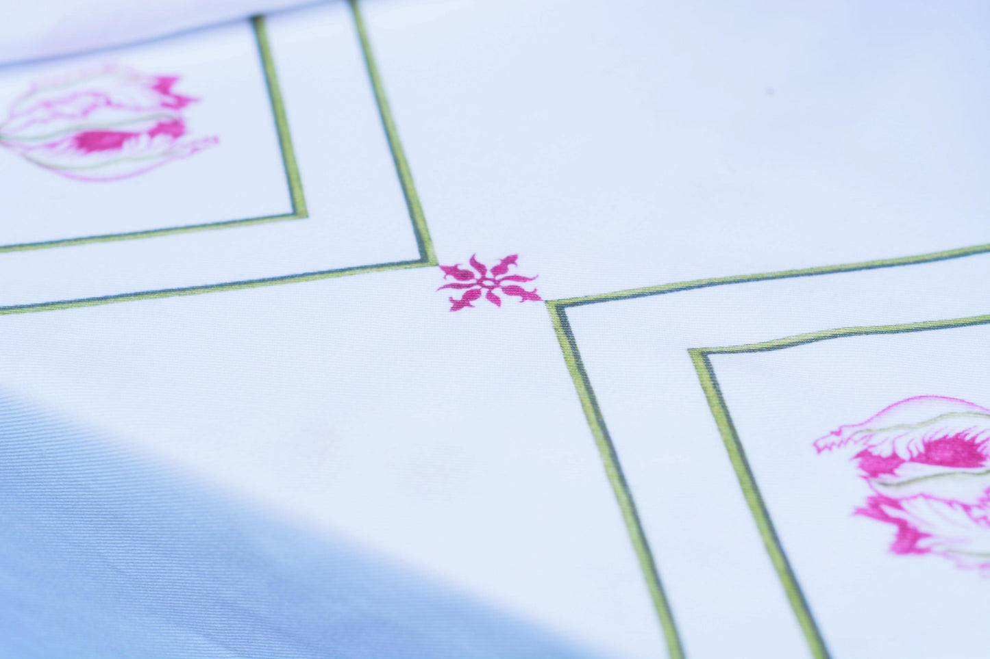 PARROT TULIP TABLE LINEN